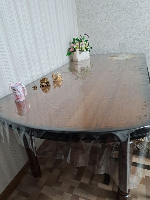 Продам стол со стульями.