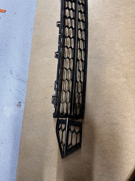 Grilă inferioară bară față skoda superb 3.