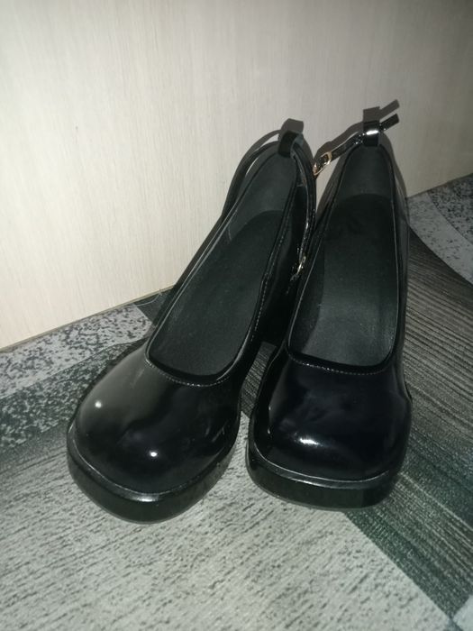 Продам туфли новые