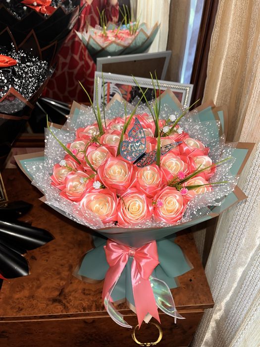 Букет из 23 роз из атласных лент