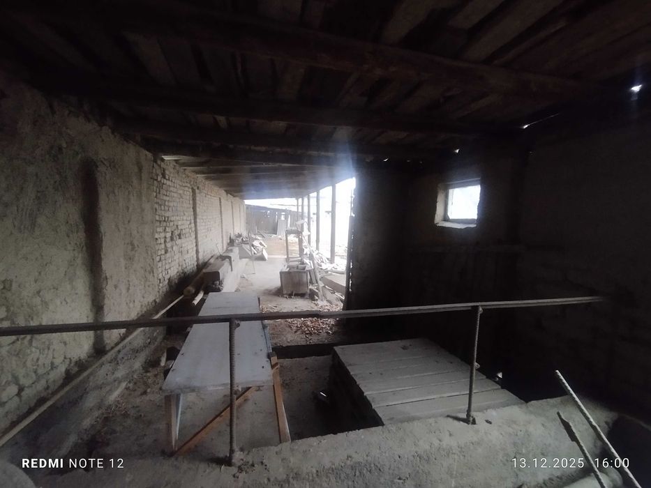 Yer Uchaskasi sotiladi  Nurafshon markaziga yaqin joyda