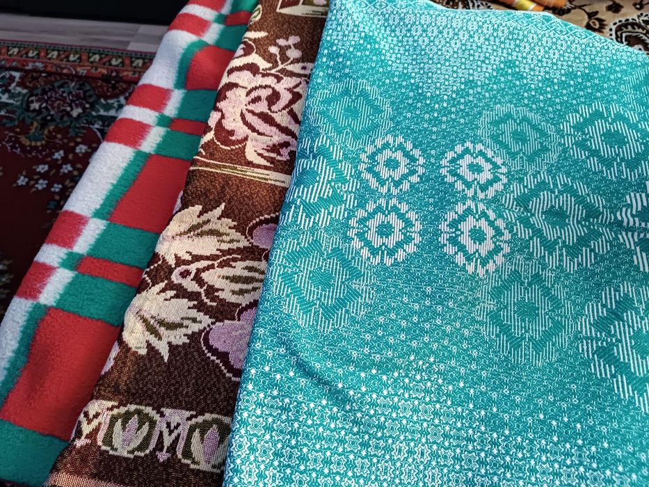 Продам ситцевые отрезы,покрывало,шерстяные одеяла