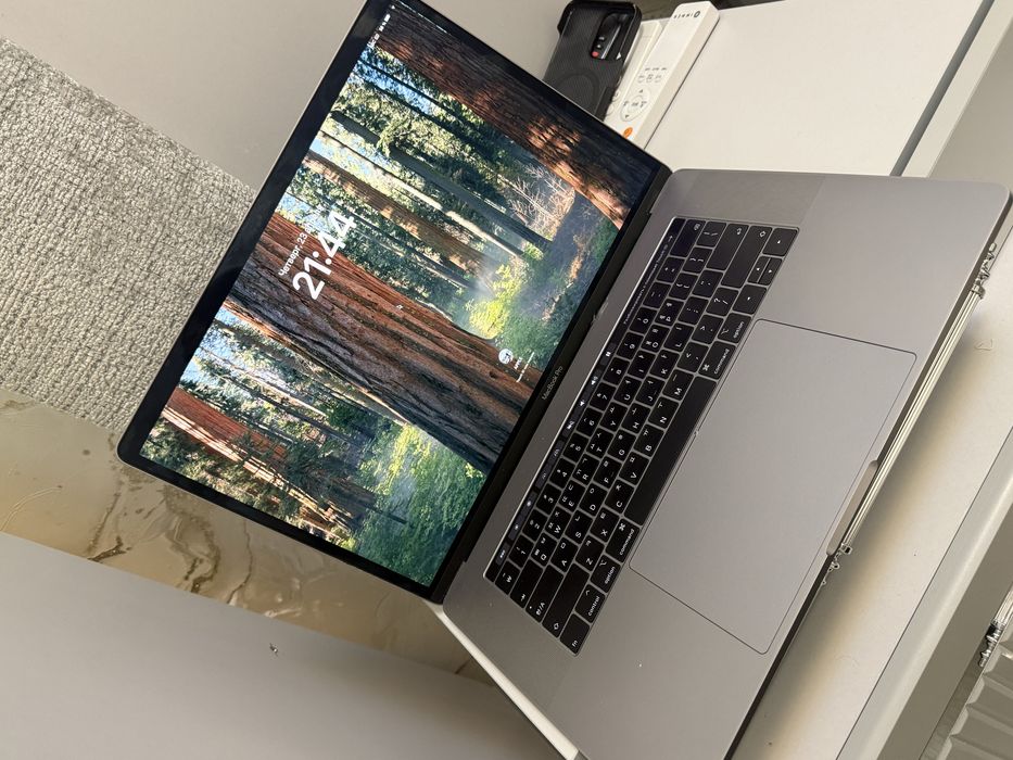 Macbook pro sotiladi 16/512 15-inch 2018