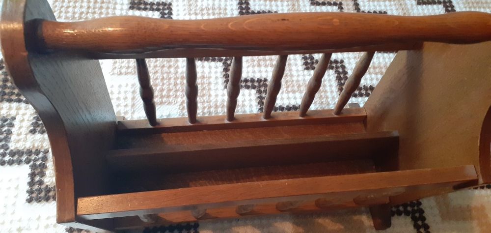 Дървена поставка за вестници и списания