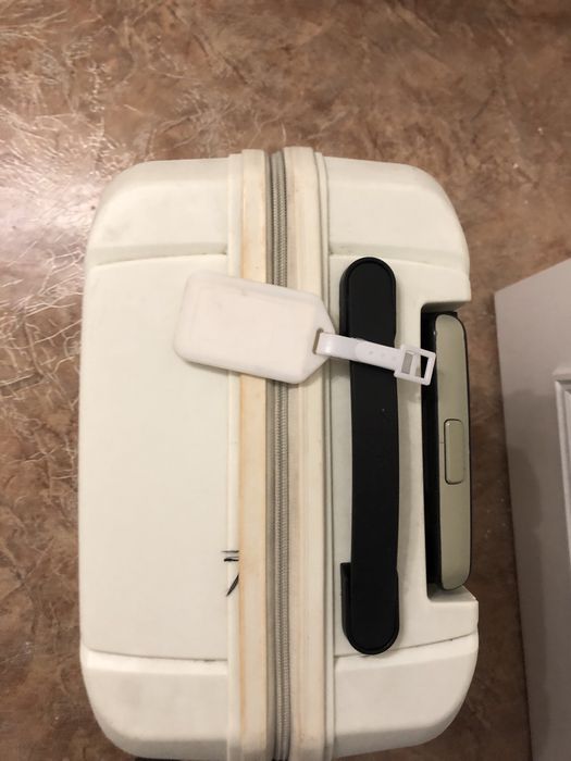 Вместительный крепкий  компактный чемодан