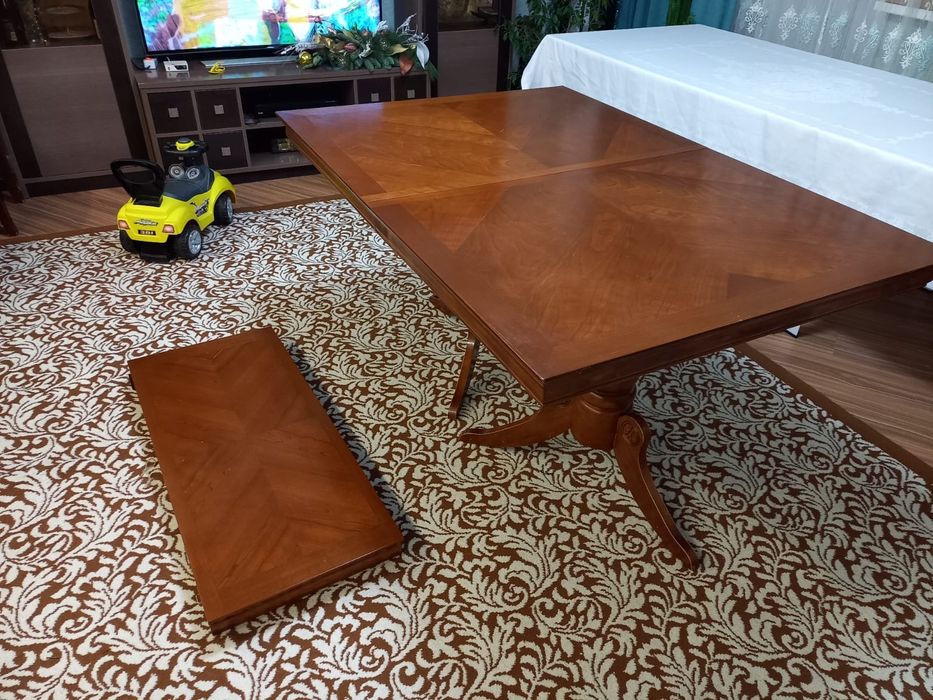 Шикарный стол в гостинную