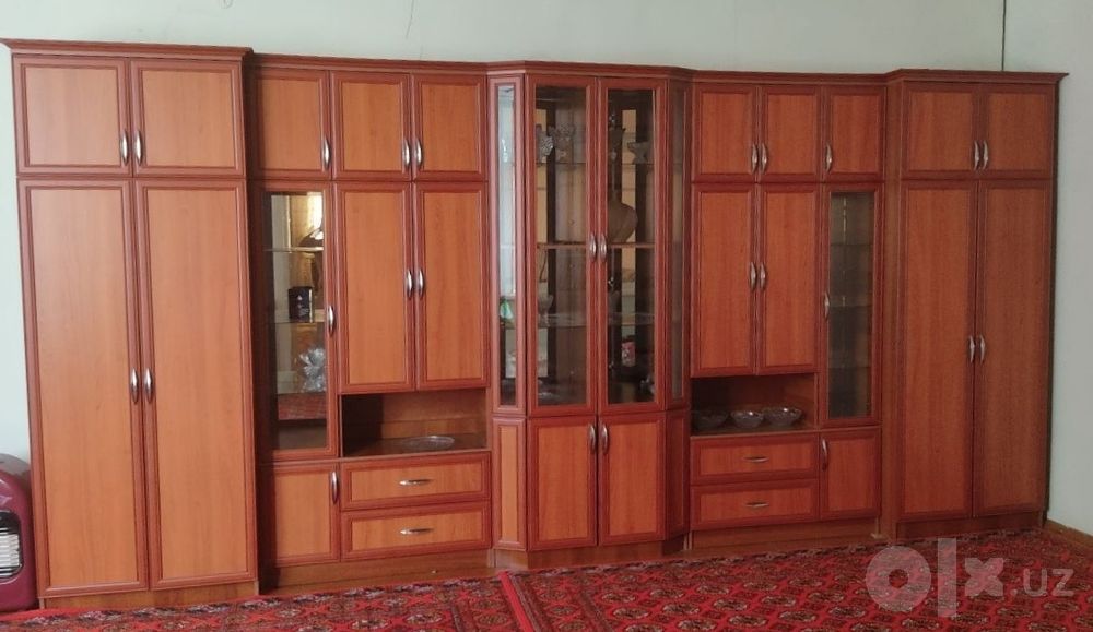 Mebel (shkaf-stenka) sotiladi. Мебельная стенка продаётся.