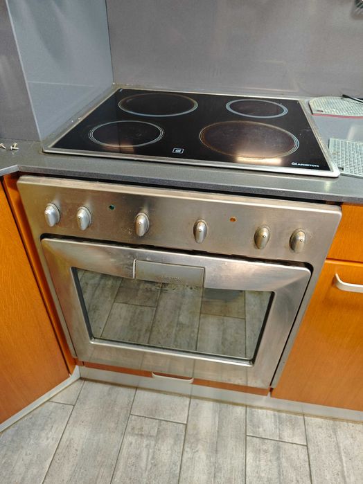 Продавам фурна за вграждане и плот стъклокерамични котлони Ariston