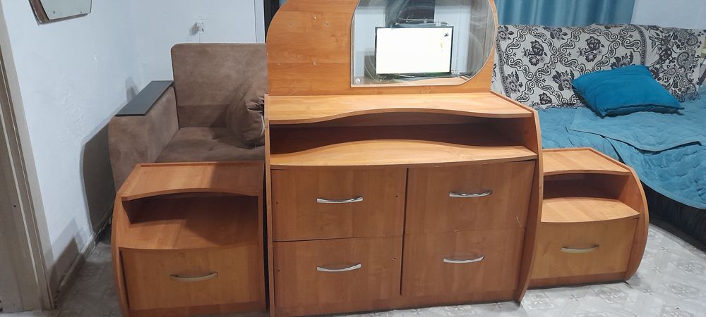 Продам стол и тумбочки