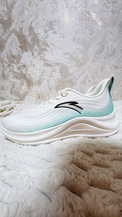 Продаются кроссовки Новые Lining
