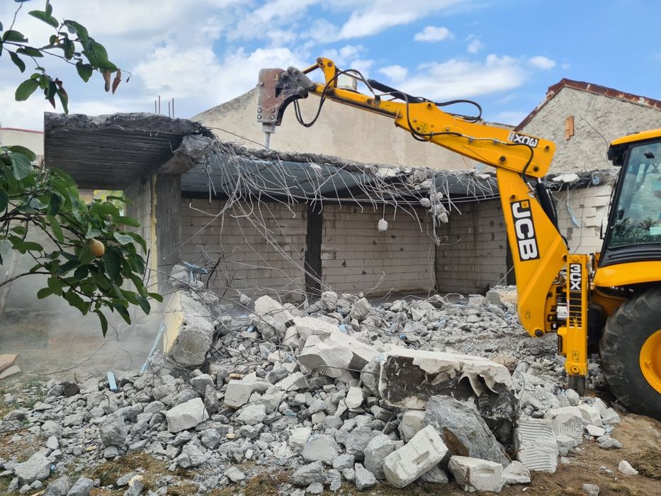Demolari case. Basculante, Buldo, Echipa oameni. Evacuare moloz, moluz