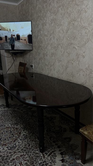 Стол для гостей с 6 стульями.