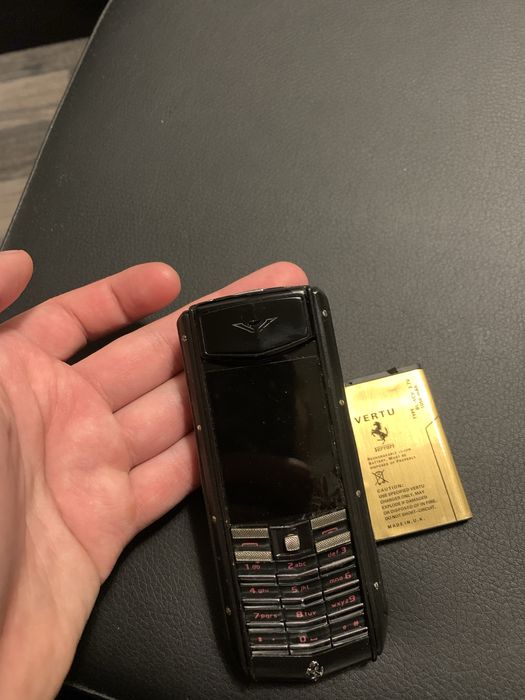 Vertu ferrari лимитиран телефон