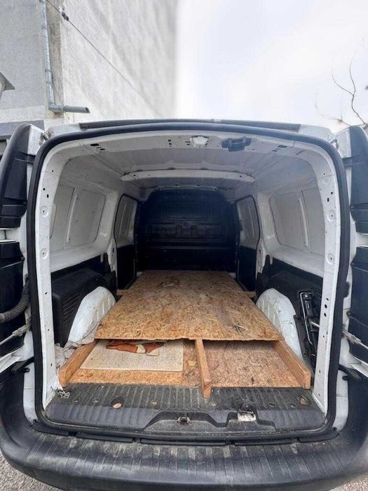 Vand Renault Kangoo /monovolum/ an fabricatie 2015/ doua seturi de cauciucuri/ pret negociabil