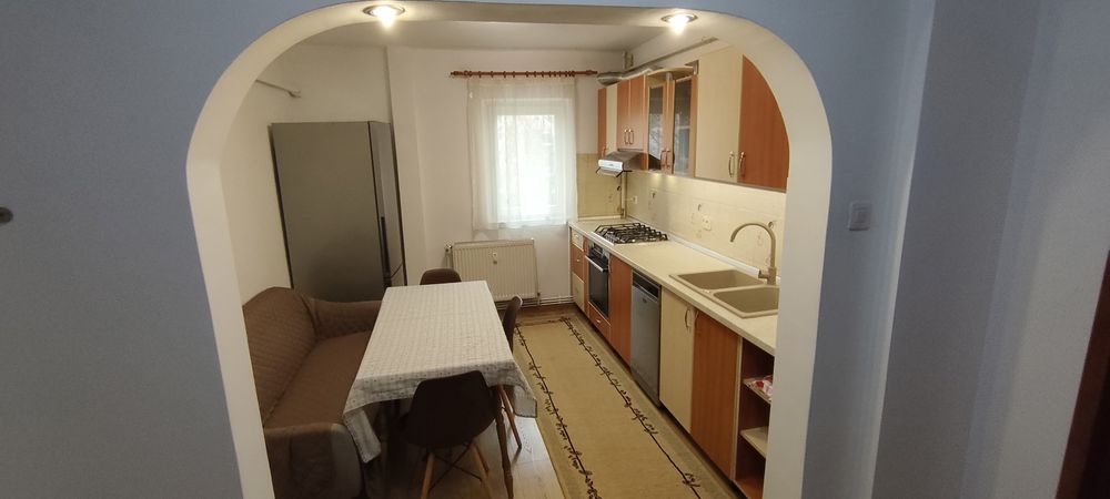 Inchiriez apartament zona podu de fier