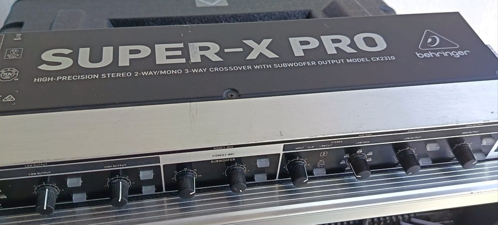 Crossover Behringer CX 2310