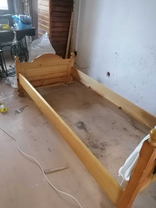 Дървени единични легла с нощни шкафчета