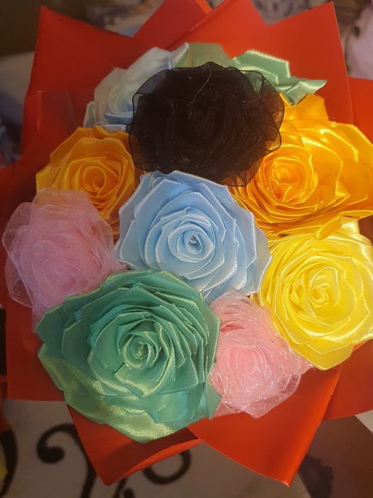 Un buchet de trandafiri din satin făcuți manual la comandă.