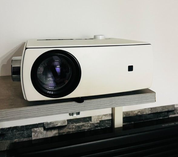 Videoproiector LOOSAFE cu ecran de proiectie 90”.  4:3