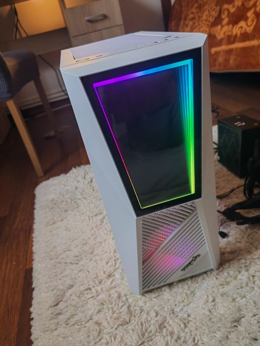 Carcasa PC albă cu rgb customizabil  - URGENT