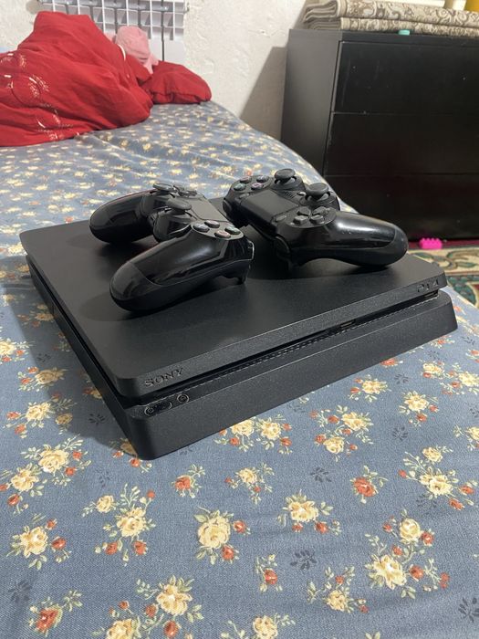 Пс 4 слим в отличном состояний  2 джостика и 9 игр