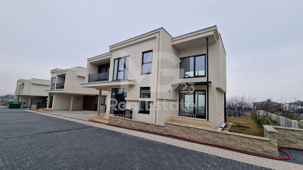 Двуетажна къща с ЧЕТИРИ спални!