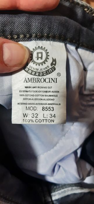 Ждинсовые брюки.