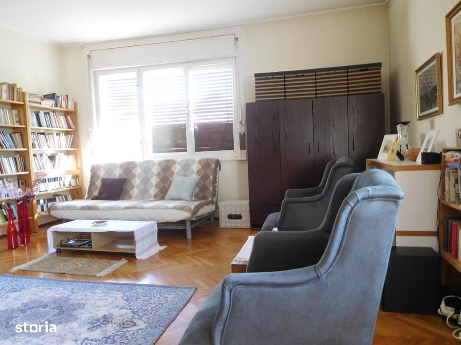 Apartament 6 camere, garaj și grădină în Centru