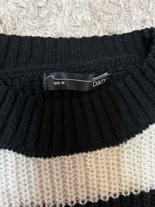 Черно-бял пуловер от шийн