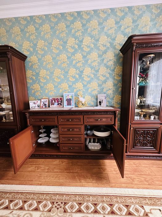 Стеклянный шкаф и комод для посуды