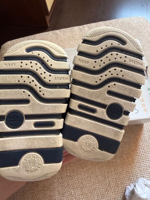 Бебешки обувки Geox 18 номер