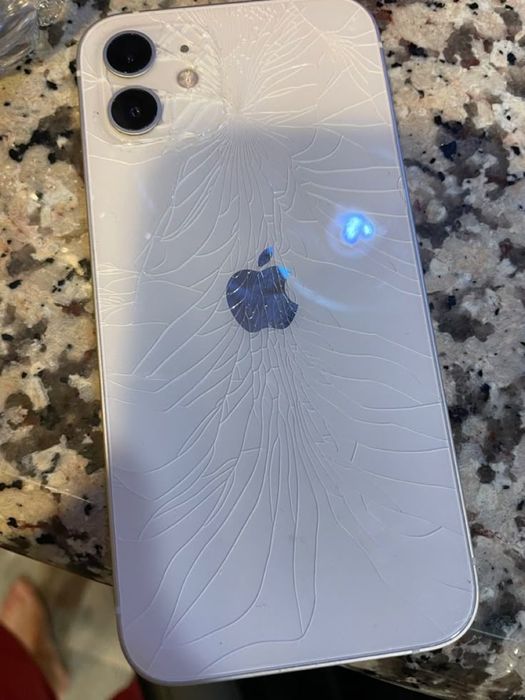 айфон 11,в идеале кроме корпуса,все оригинал,будут еще вопросы пишите