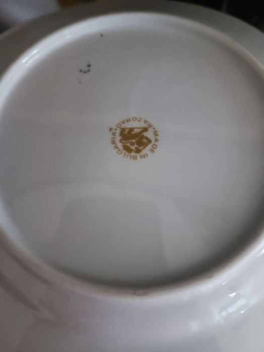 Чинии, посуда с златен кант