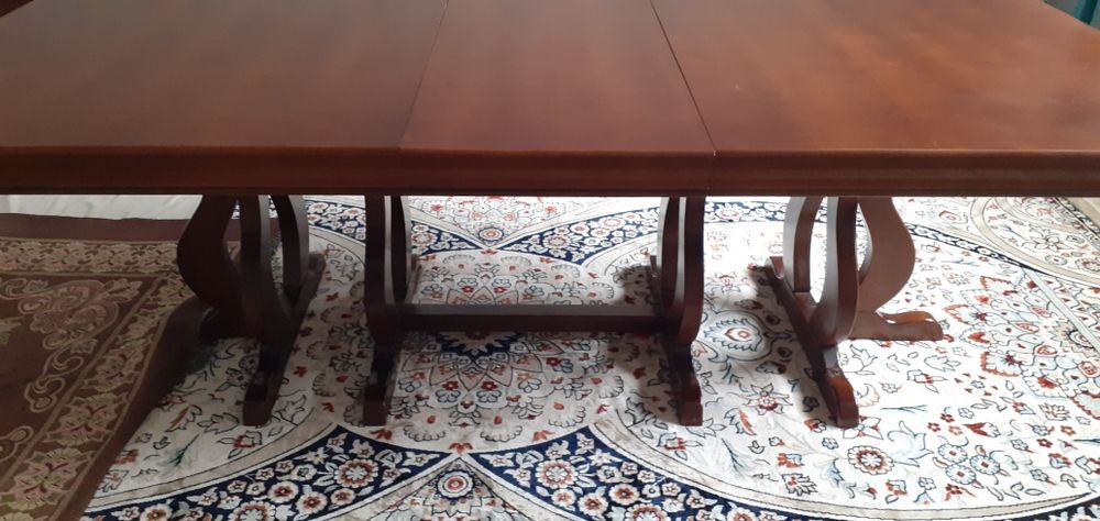 Стол большой,для гостиной