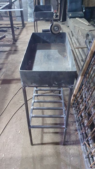 Продам мангал. Столик и печку.