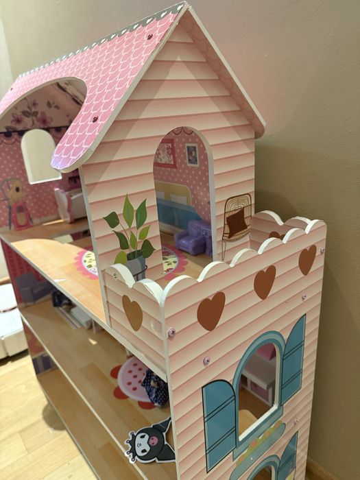 Детска дървена къща за кукли  Размера е приблизително  64 x 80 x 31 cm