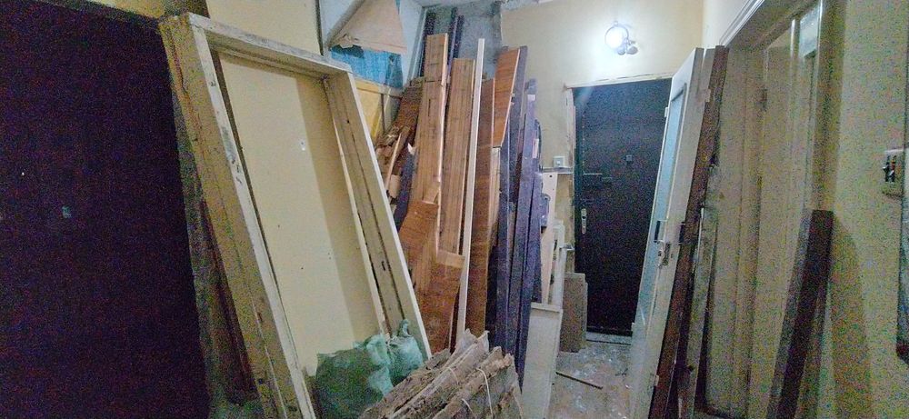 Remontdan chiqqan yog'och, eshiklar, yog'och stollar