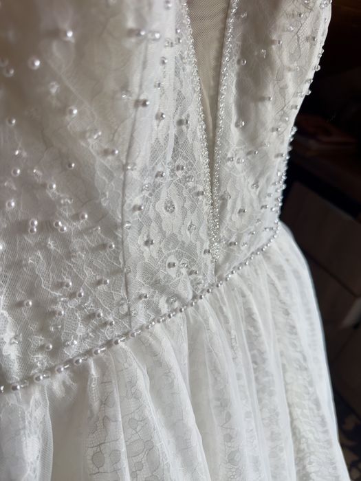 Булчинска рокля с перли , чисто нова- бял цвят. Отговаря на размер М.