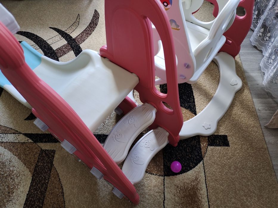 Детская горка и качели