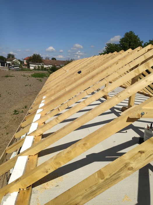 Executam case la rosu