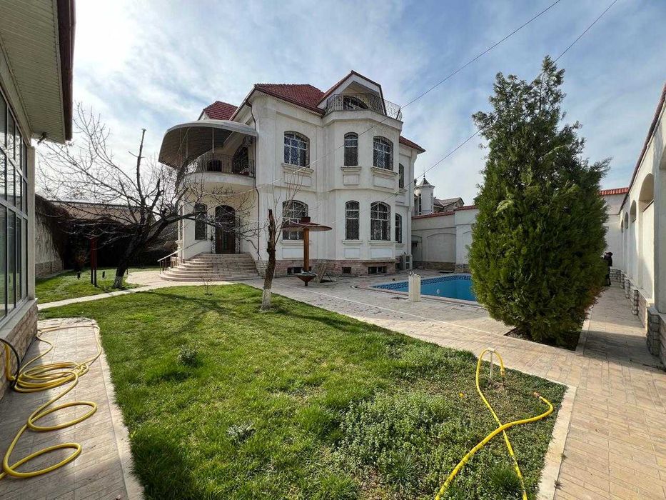 Продается просторный дом с бассейном, ориентир МВД Р.Уз.