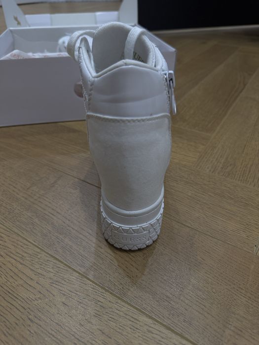 Продаю белые кроссовки guess на платформе 35 размер
