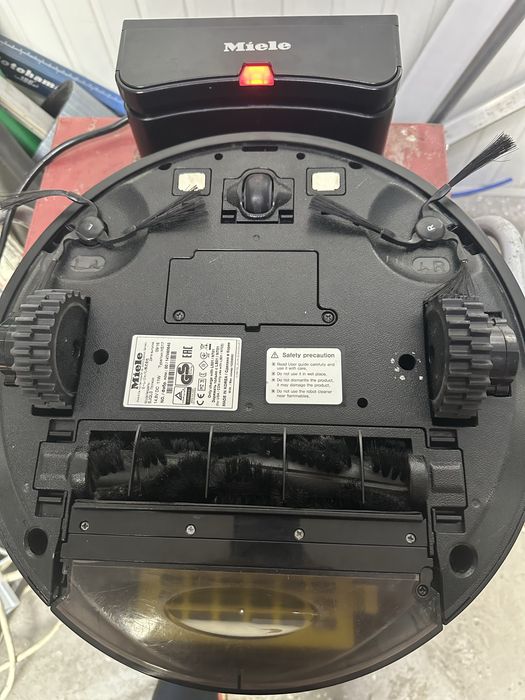 Продавам робот за сухо почистване Miele RX1 Scout