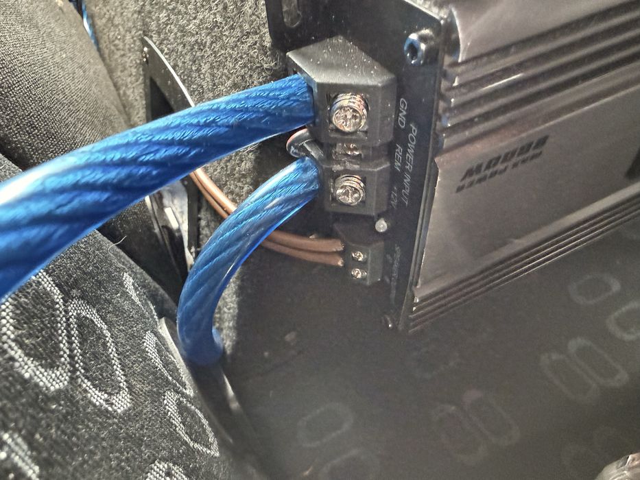 Продавам бас каса