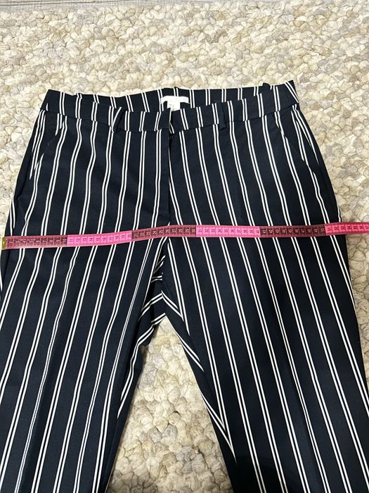 Pantaloni H&M, impecabili.