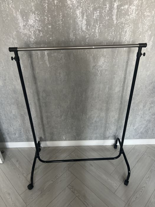 Продам 2 вешалки на колёсах