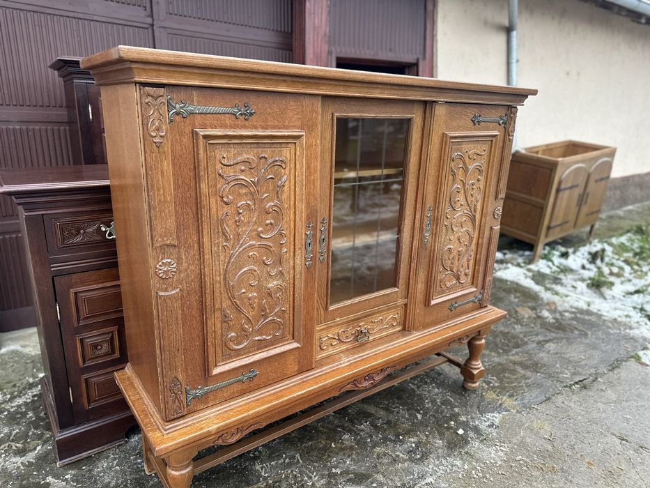 Дървена витрина / шкаф – класически стил