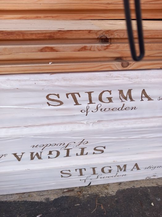 Vând podea (parchet) pin nordic (suedia) cu canturi pe lungime și cape