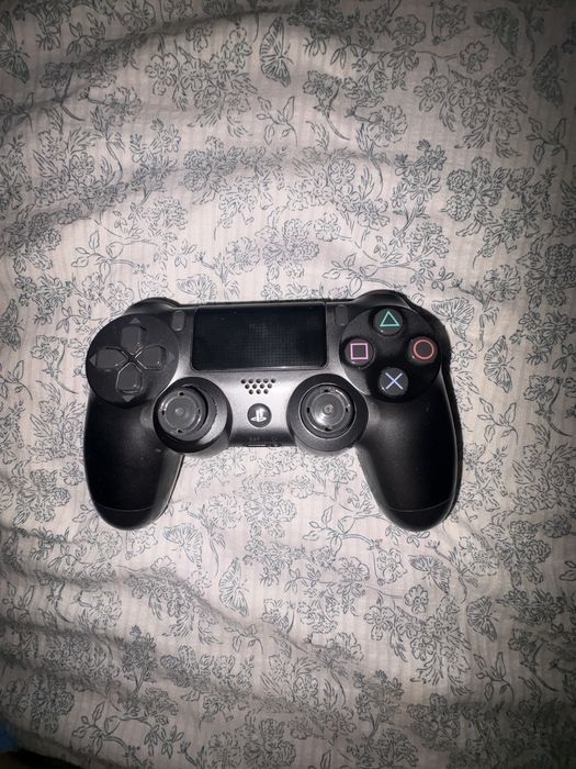 Продам б/у Ps4 (плейстейшен 4)