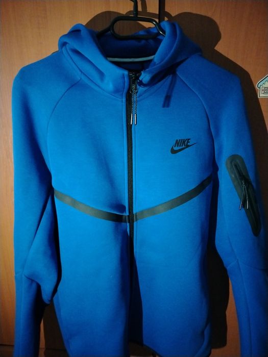 Vând hanorac Nike tech